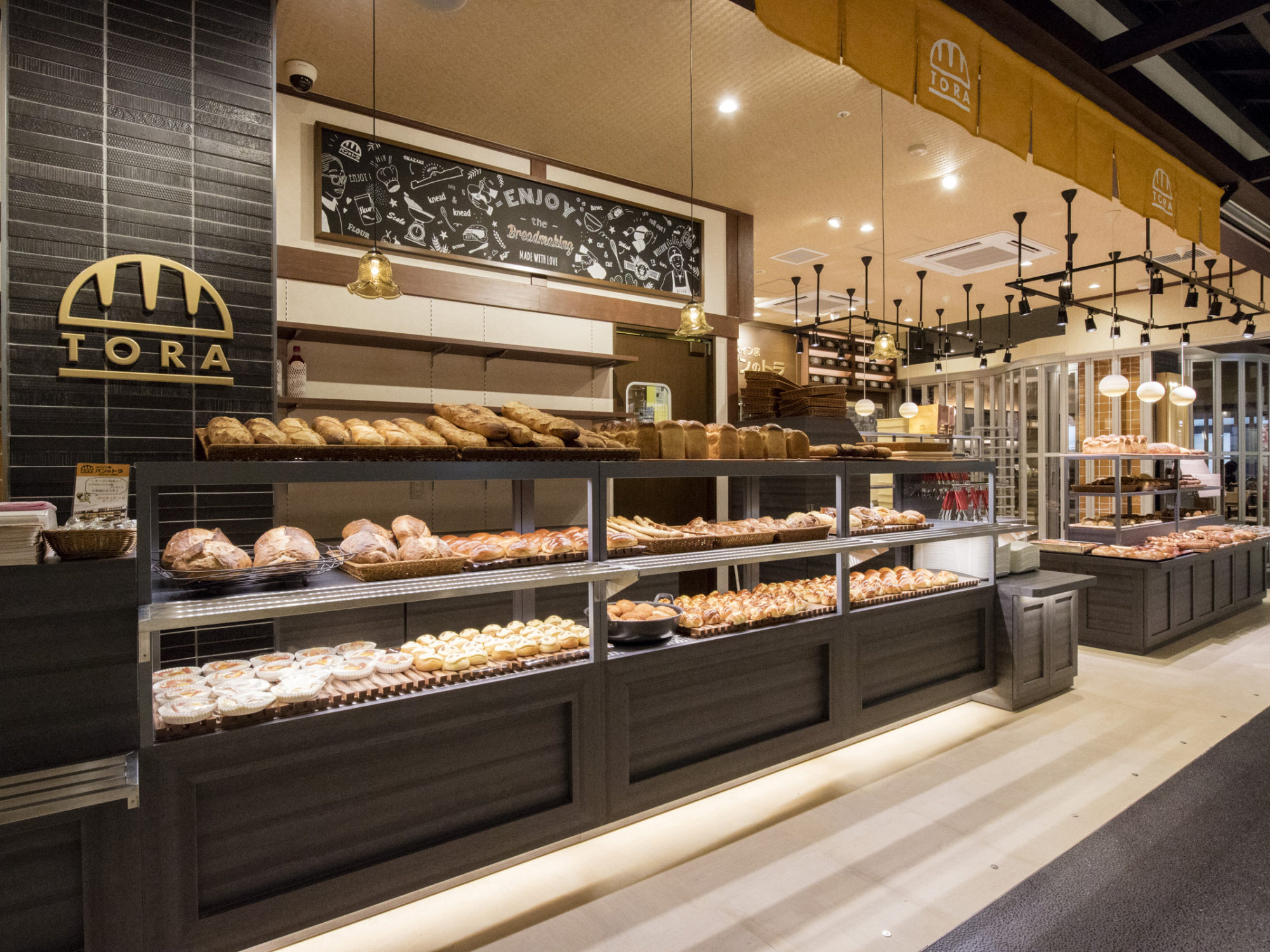 スペイン窯 パンのトラ 岡崎SA｜味噌蔵をモチーフにした和のベーカリーデザイン