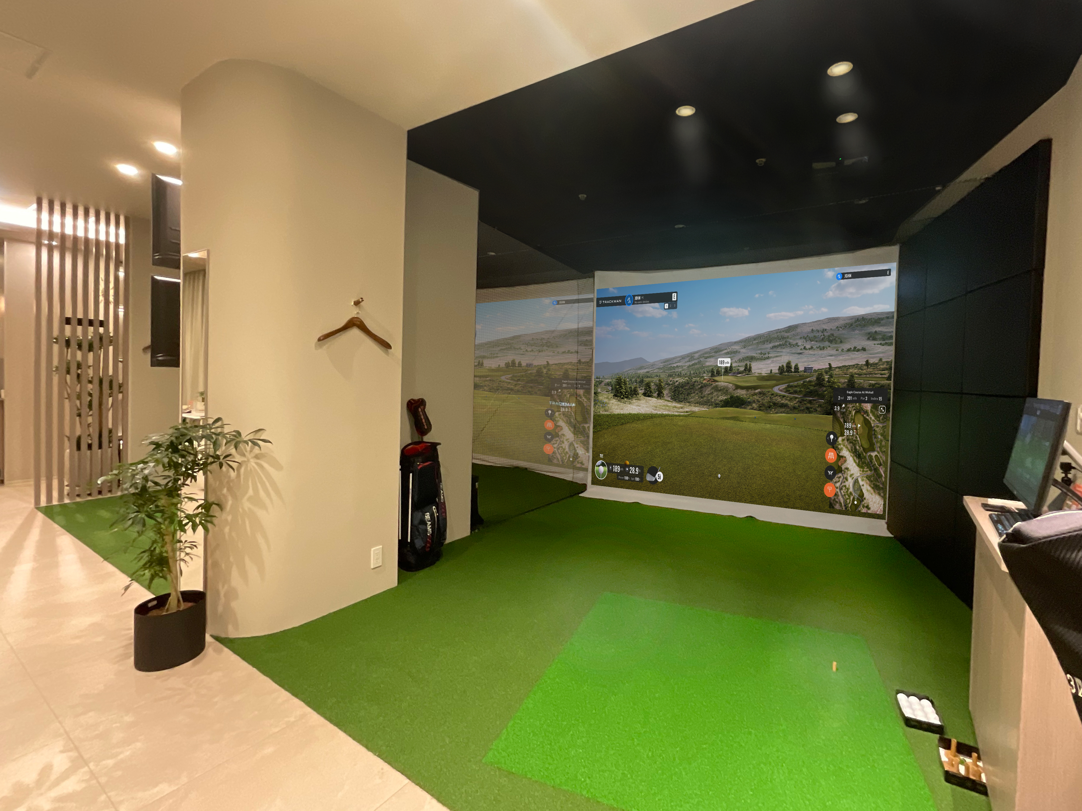 Golf Whiz SENRI｜ベージュと白が紡ぐ、安らぎと上質なゴルフ空間